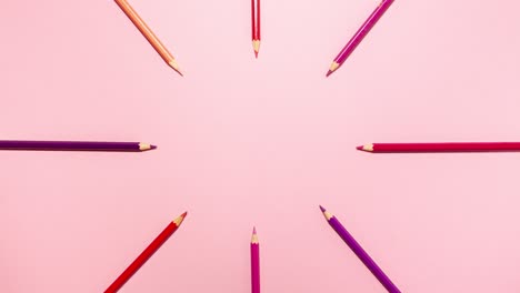 lápices de madera colocados planos con espacio de copia en animación de stop motion rosada