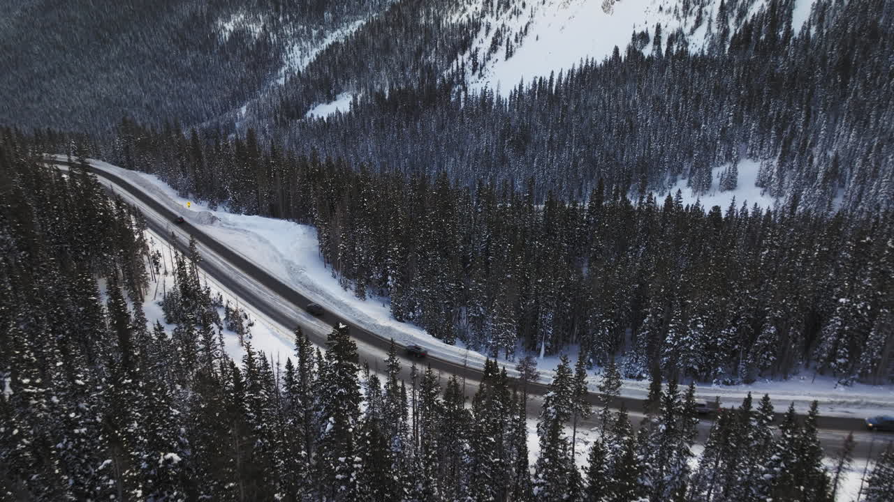 воздушные виды извилистых дорог в скалистых горах колорадо