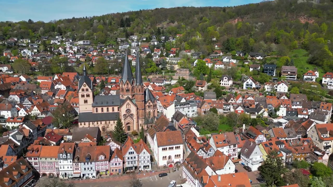 Luftaufnahme der historischen Marienkirche und der Altstadt in Gelnhausen, Deutschland.