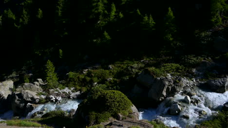 Panoramablick-über-Dem-Triftbach-In-Zermatt,-Schweiz,-Mit-Kaltem-Wasser,-Das-Durch-Die-Felsen-Kaskadiert---Schwenk