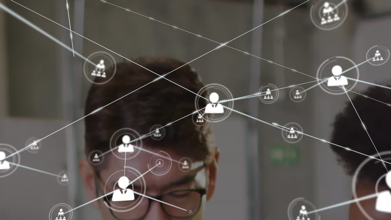 animación de la red de conexiones con iconos y hombre asiático que trabaja en el almacén