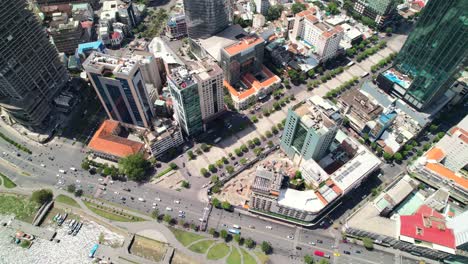 Antena-De-Arriba-Hacia-Abajo-Del-Tráfico-Que-Conduce-A-Través-Del-Distrito-1-En-La-Ciudad-De-Ho-Chi-Minh-Vietnam-En-Un-Día-Soleado