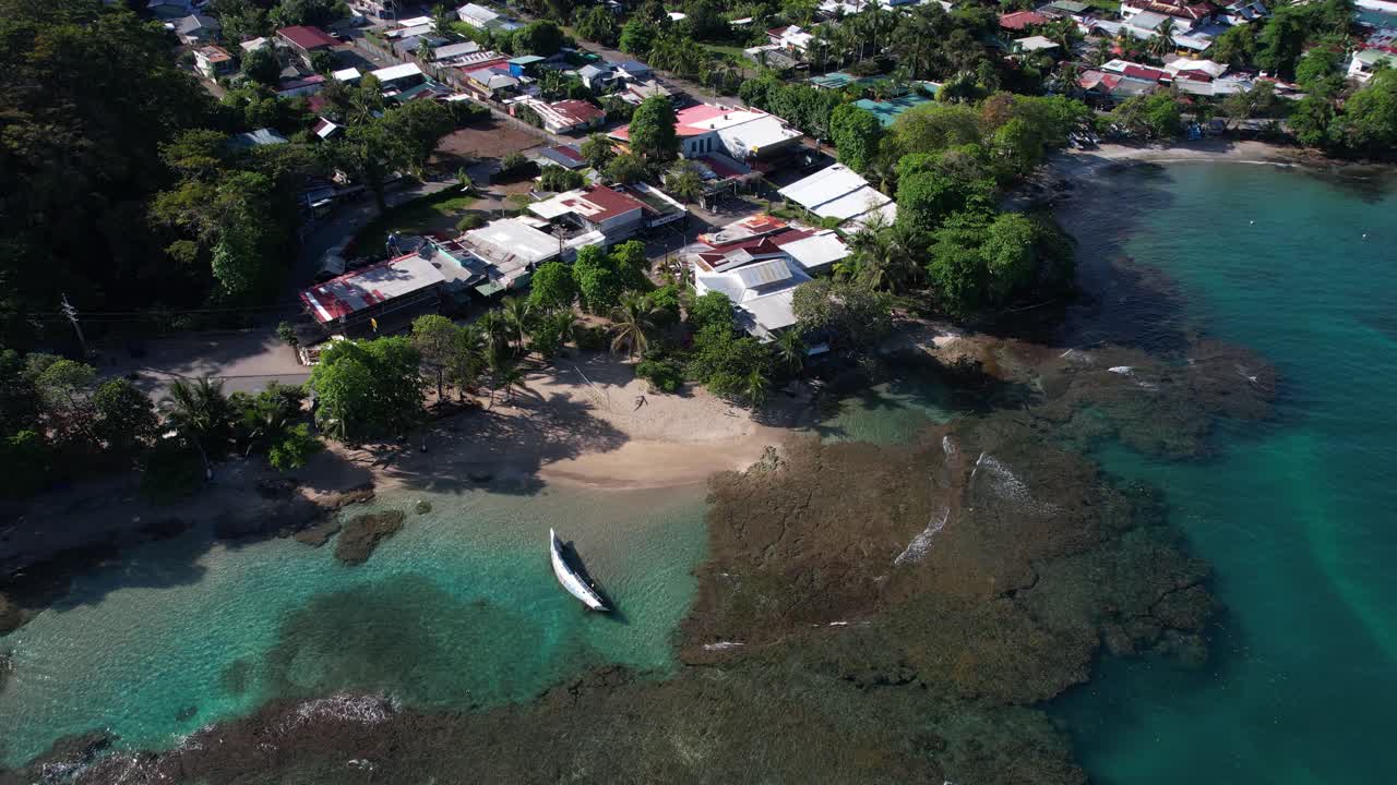 Vista aerea di Puerto Viejo de Talamanca, Costa Rica, idilliaco villaggio costiero caraibico, ripresa con drone