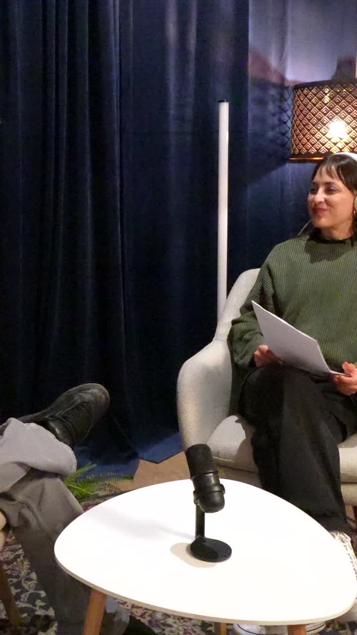 Muž a žena nahrávají podcastový rozhovor v útulném studiu