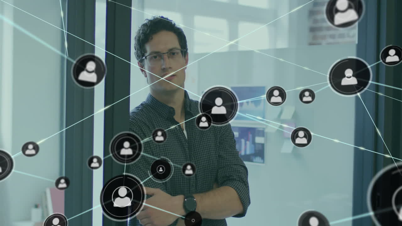 animación de la red de conexiones con iconos sobre empresario caucásico sonriendo en la oficina