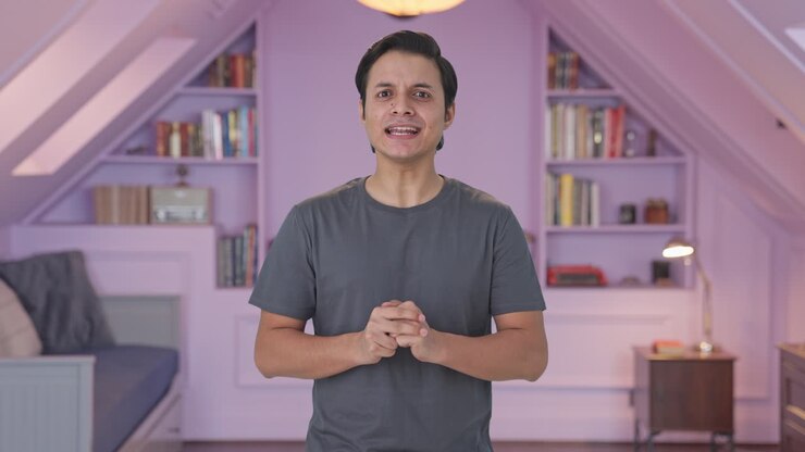 hombre indio hablando con alguien felizmente