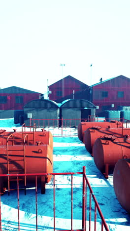 tanques de combustible rojos en un paisaje ártico nevado
