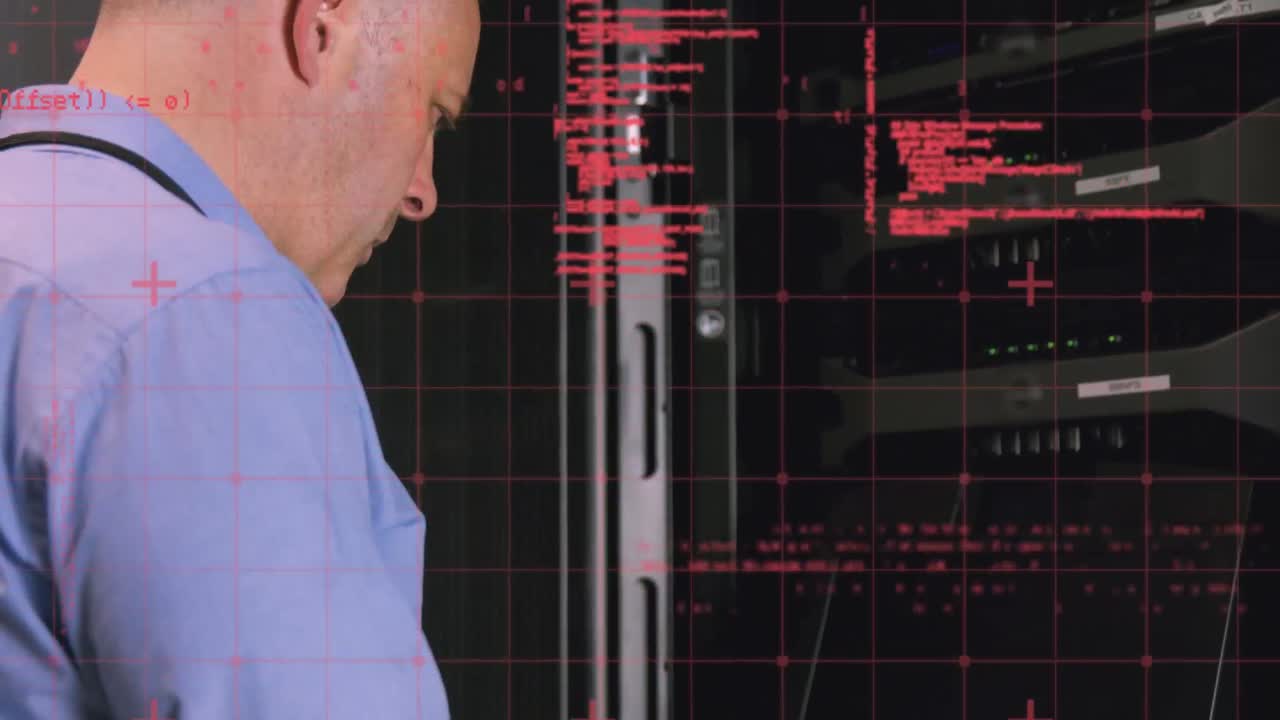 animación del procesamiento de datos sobre el hombre caucásico usando computadora en la sala de servidores