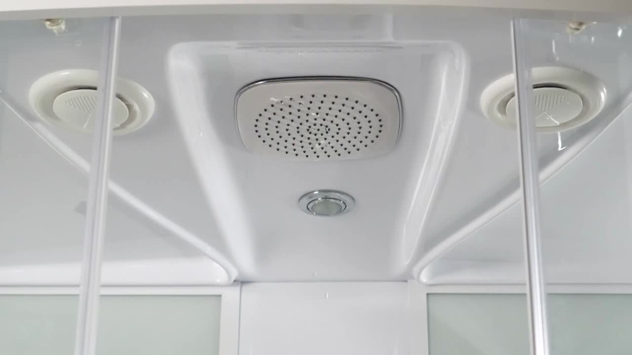 detalle del techo de la ducha moderna