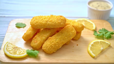 palito de pescado frito o papas fritas pescado con salsa