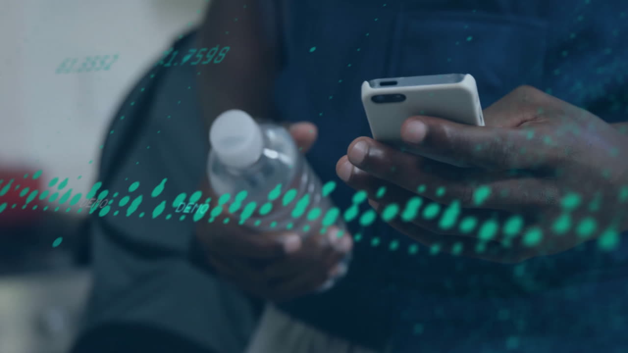 sosteniendo un teléfono inteligente y una botella de agua, persona con animación de procesamiento de datos sobre