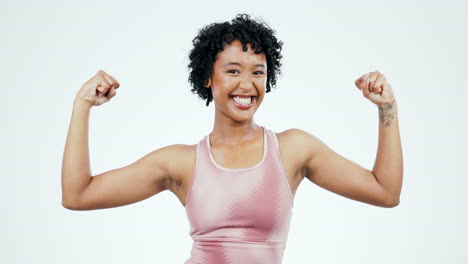 fitness, mujer rostro y flexión de brazos en el estudio