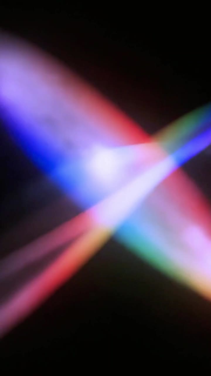 Raggi di luce colorati astratti in movimento su sfondo nero