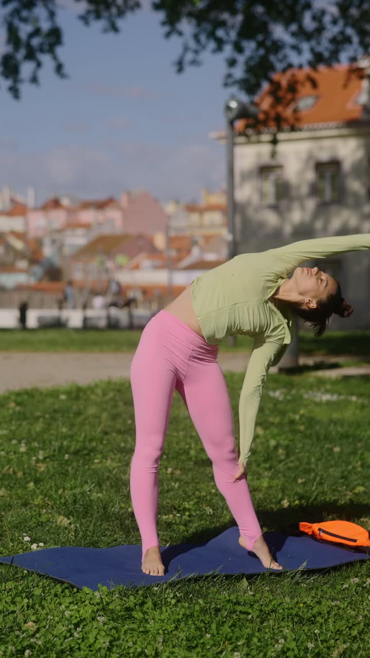 mujer practicando yoga en un parque