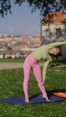 mujer practicando yoga en un parque