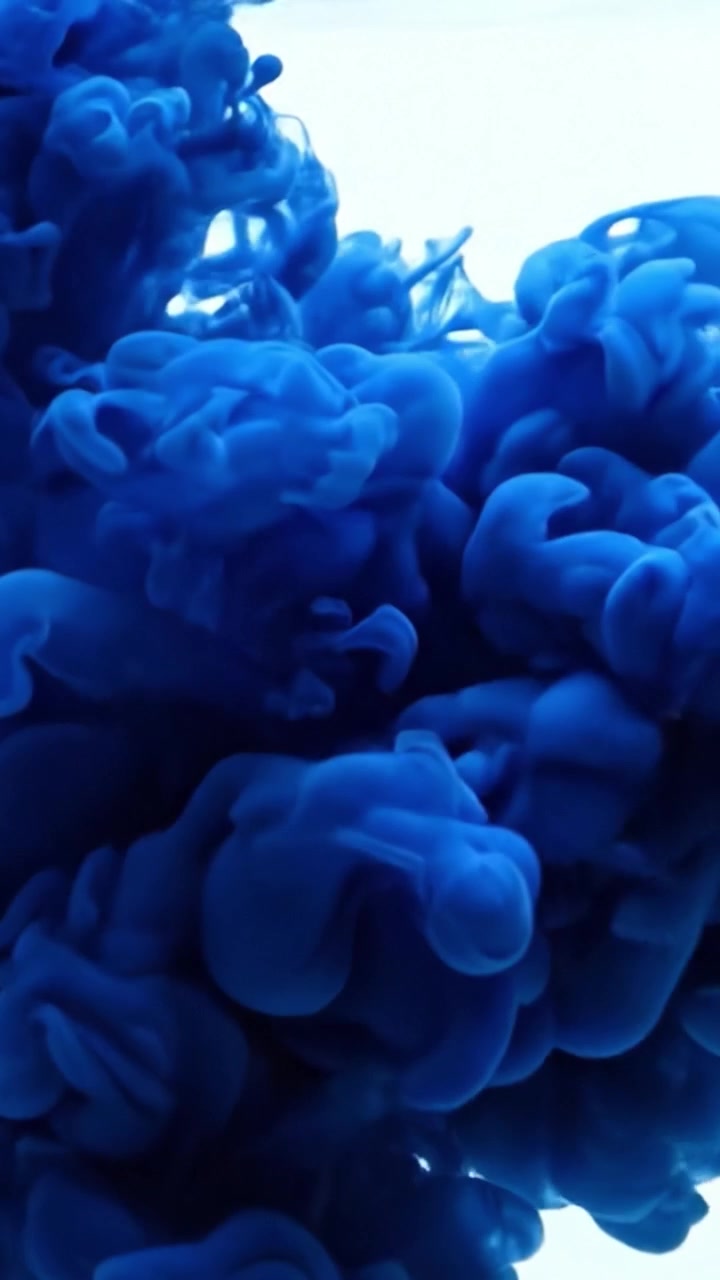Esplorando la transizione dal bianco puro al blu intenso: un viaggio visivo attraverso colore e movimento nella dinamica dei fluidi astratta.