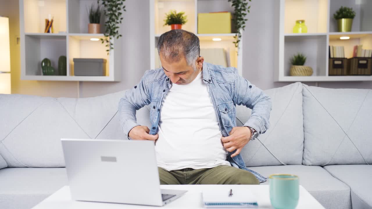 el hombre que está insatisfecho con su peso.