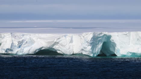 la plataforma de hielo americana en la antártida y el océano azul