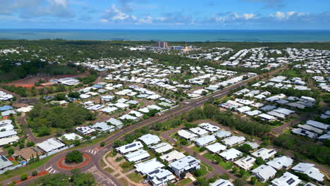 dron aéreo de muirhead residencial familia suburbio círculo de tráfico cerca de la costa nt australia