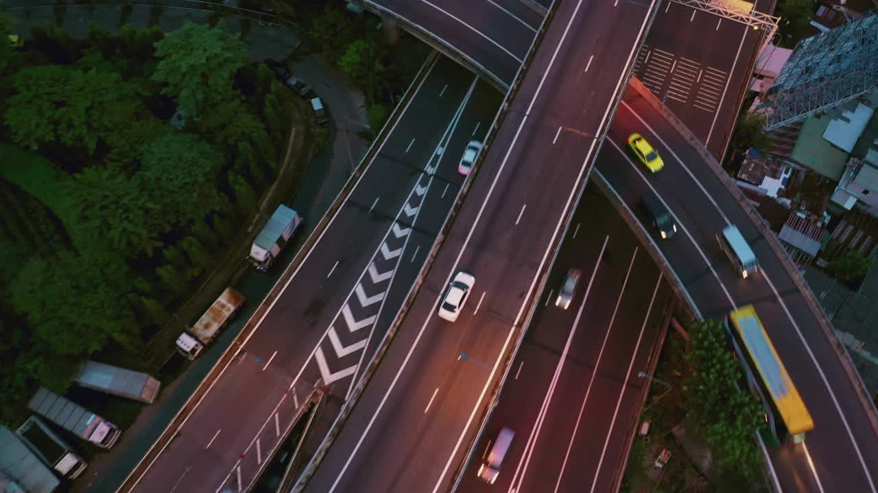 태국 방의 4k 다중 차선 고속도로에서 도시 도로의 공중 장면