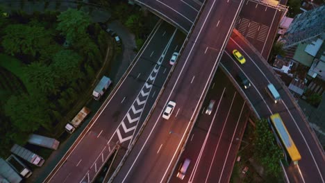 escena aérea de una carretera urbana en 4k autopista de varios carriles en bangkok tailandia atasco de tráfico en el crepúsculo, noche autopista de muchos carriles en bangkok tailandia