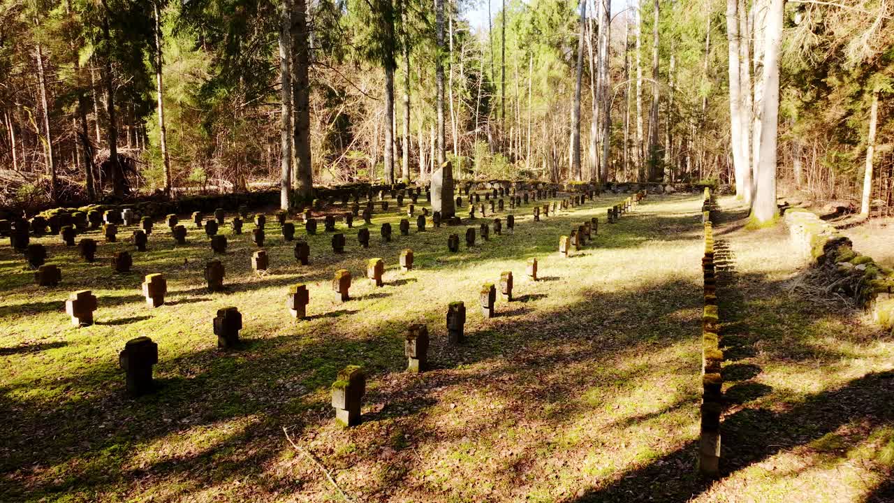 Un drone vola lentamente in avanti sopra il cimitero militare della Prima Guerra Mondiale in Lettonia