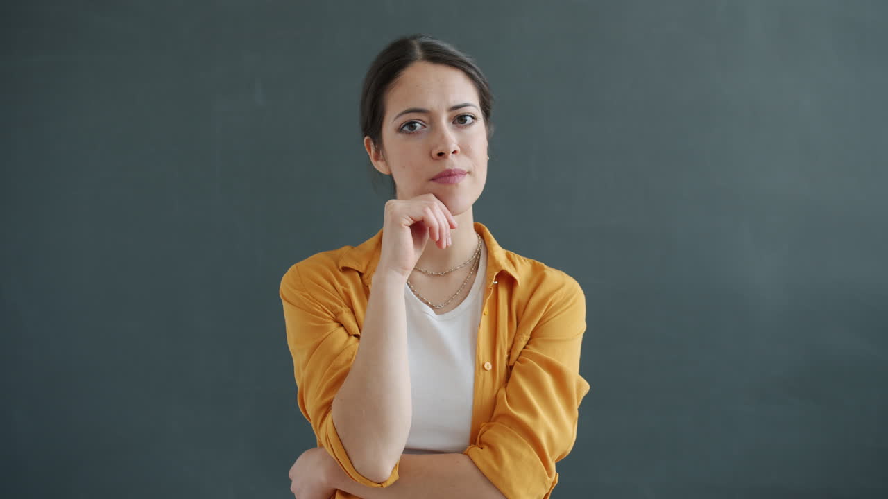mujer expresando diferentes emociones
