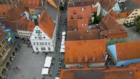 video de un dron aéreo de 4k de la histórica plaza del mercado en el centro de rothenburg ob der tauber, alemania