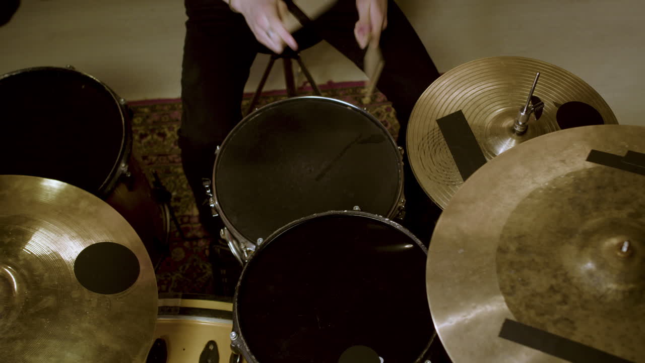 неузнаваемый музыкант в студии