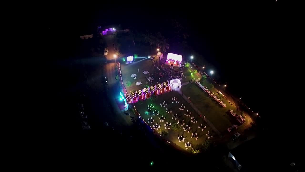 clip de una función en la noche