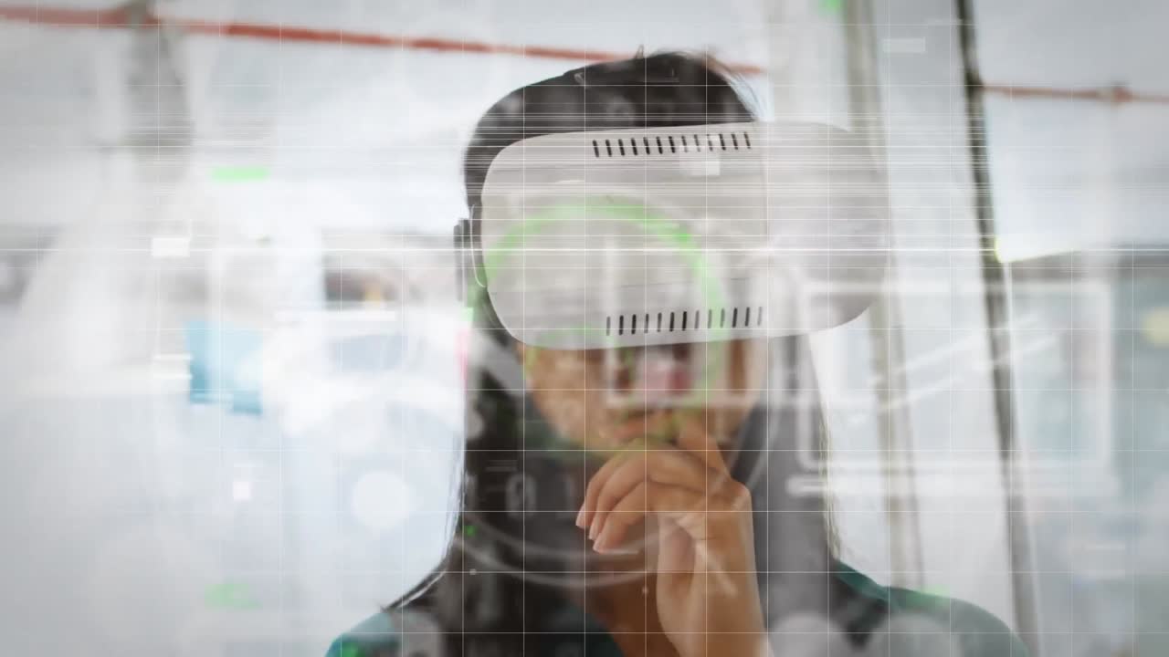 animación de iconos de redes sociales y procesamiento de datos sobre mujer de raza mixta que usa auriculares vr
