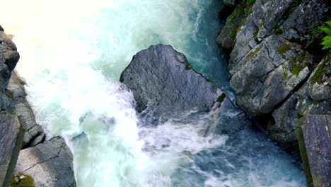agua de río de montaña, vista superior