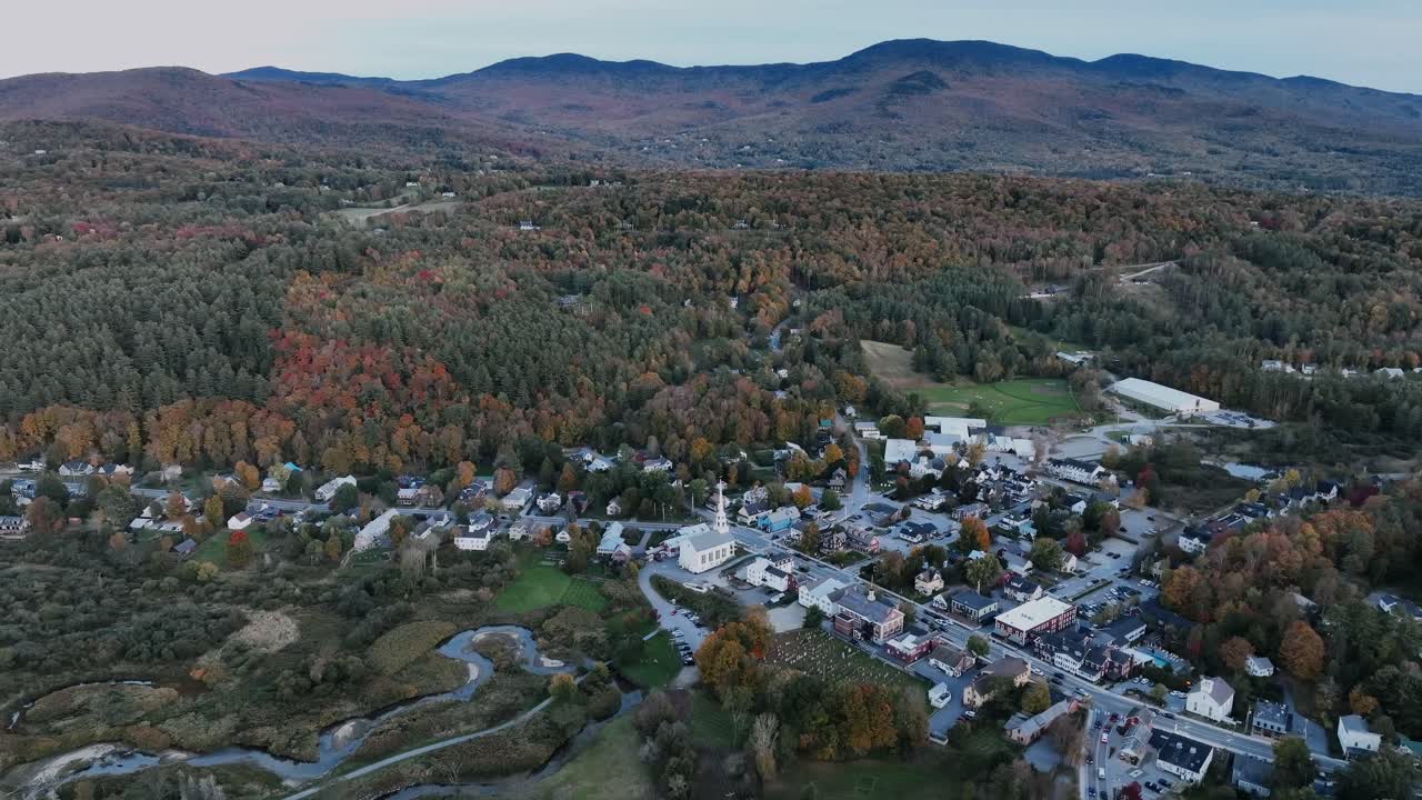 bosque de otoño y puntos de referencia en la ciudad de stowe en el condado de lamoille, vermont, ee.uu.