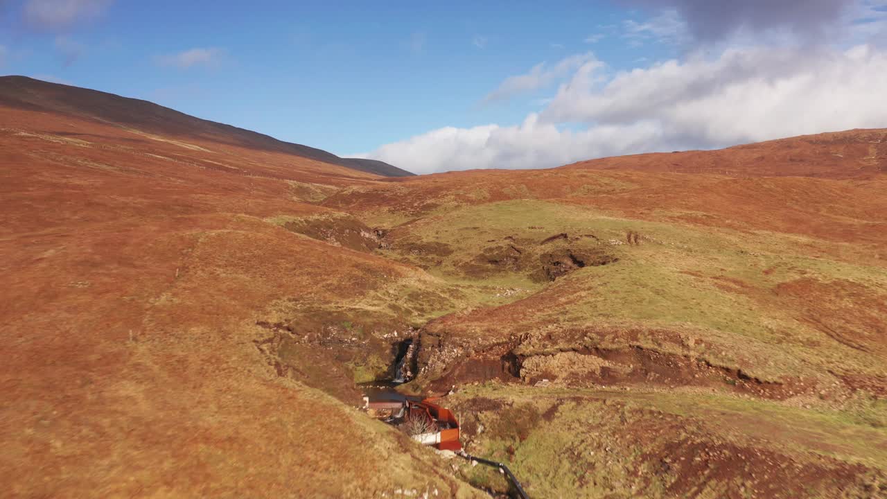 drone aéreo sobrevuela un valle fluvial en fairy glen en skye escocia otoño