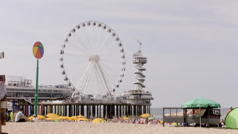 rueda de la fortuna en la playa den hague