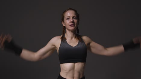 retrato de estudio de una mujer madura con ropa de gimnasia descansando y recuperándose después del ejercicio