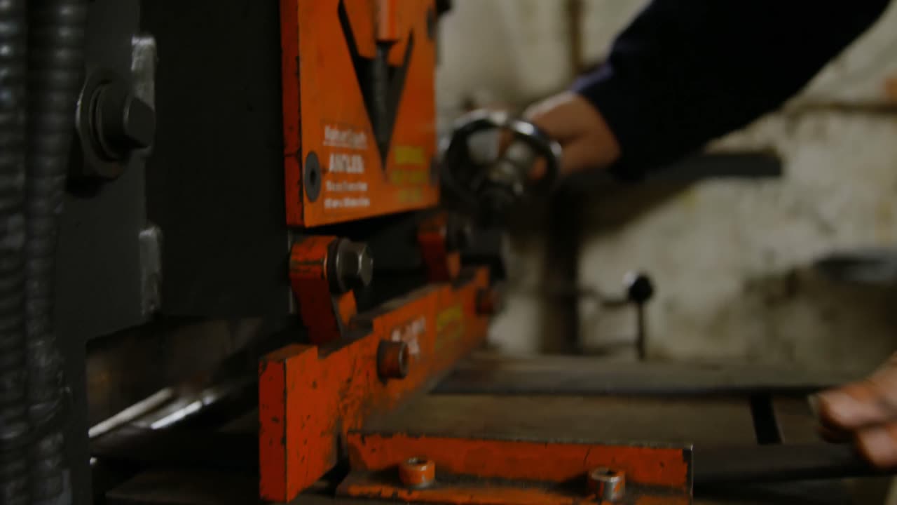 metalúrgico que opera una máquina en el taller 4k