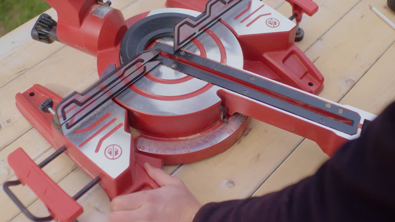 craftsman настраивает циркулярную пилу