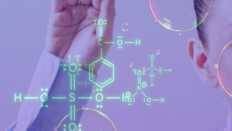 animación de diagramas de cadenas de adn y burbujas sobre la mano y la oreja de una mujer caucásica