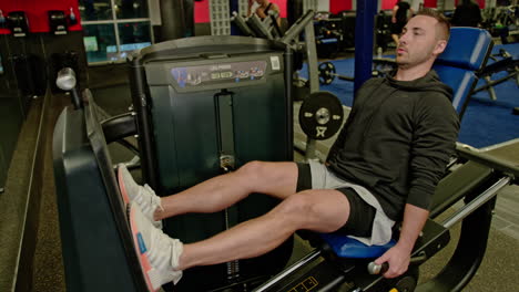 hombre musculoso entrenando activamente en el gimnasio moderno