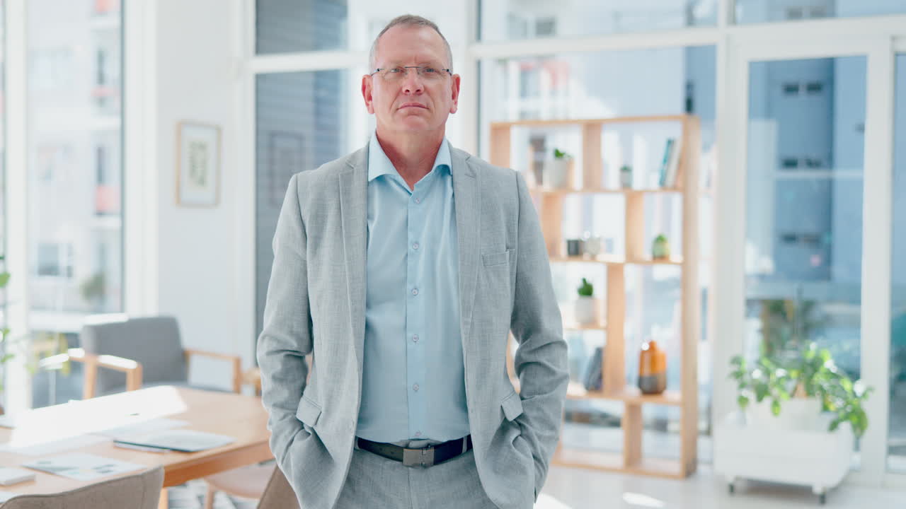 hombre de negocios maduro, brazos cruzados