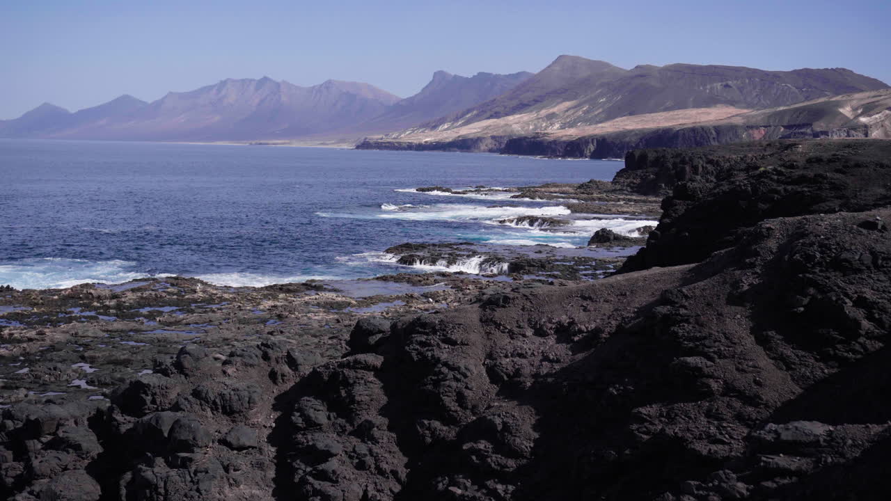 Ampia veduta sulla costa di Fuerteventura con spiaggia, rocce e montagne