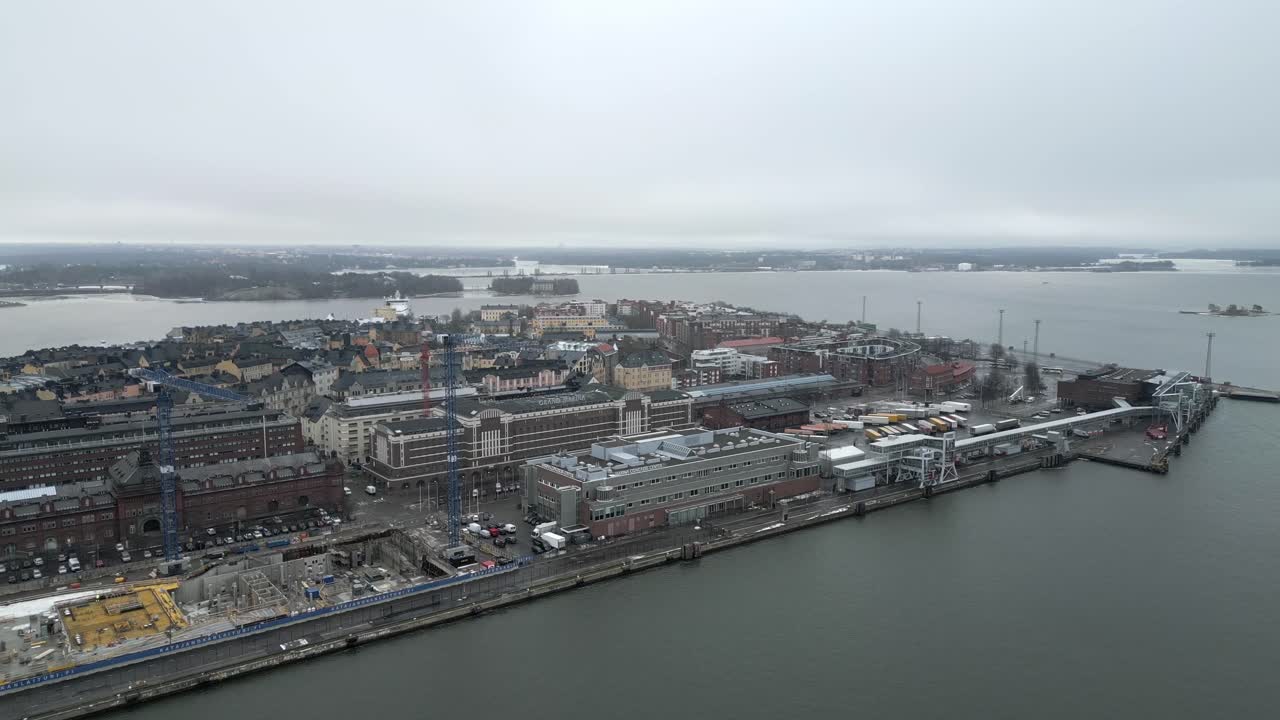vista aérea del puerto occidental de lansisatama en helsinki