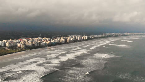Aerial-view-of-city-in-front-of-the-beach
