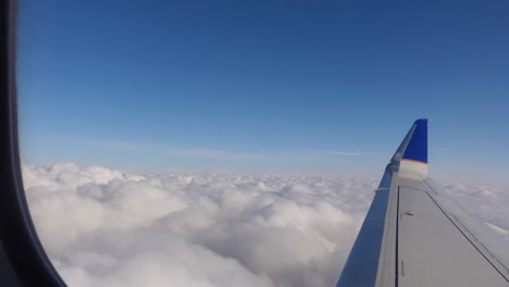 avión volando a través de nubes blancas y cielo azul