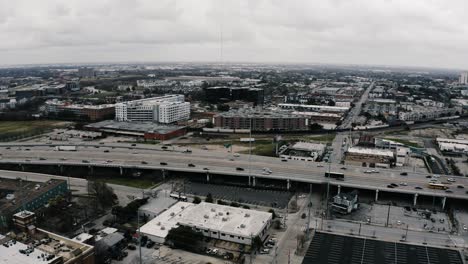 Drone-shot-of-vehicles-commuting-through-Houston,-Texas'-busy-freeway-system