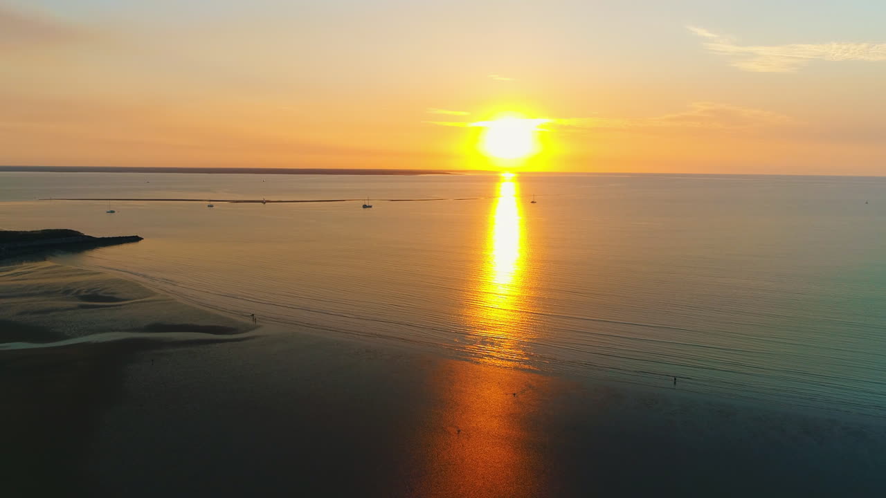 바다 위의 장엄한 일몰