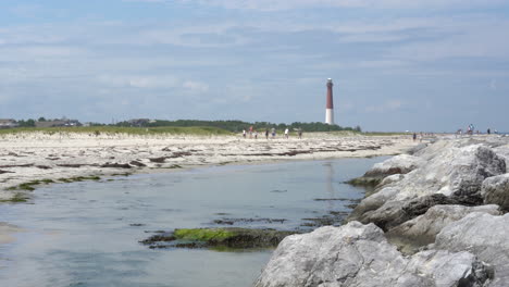 gente disfrutando del embarcadero rocoso en el faro de barnegat