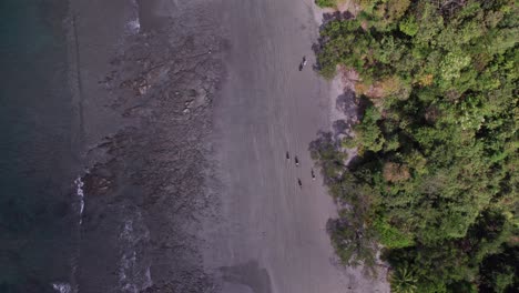 Paseo-A-Caballo-Por-La-Costa-Costarricense,-En-La-Hermosa-Playa-Prieta