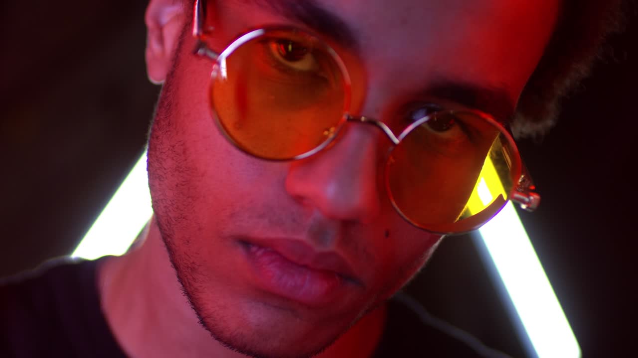 joven en un club nocturno